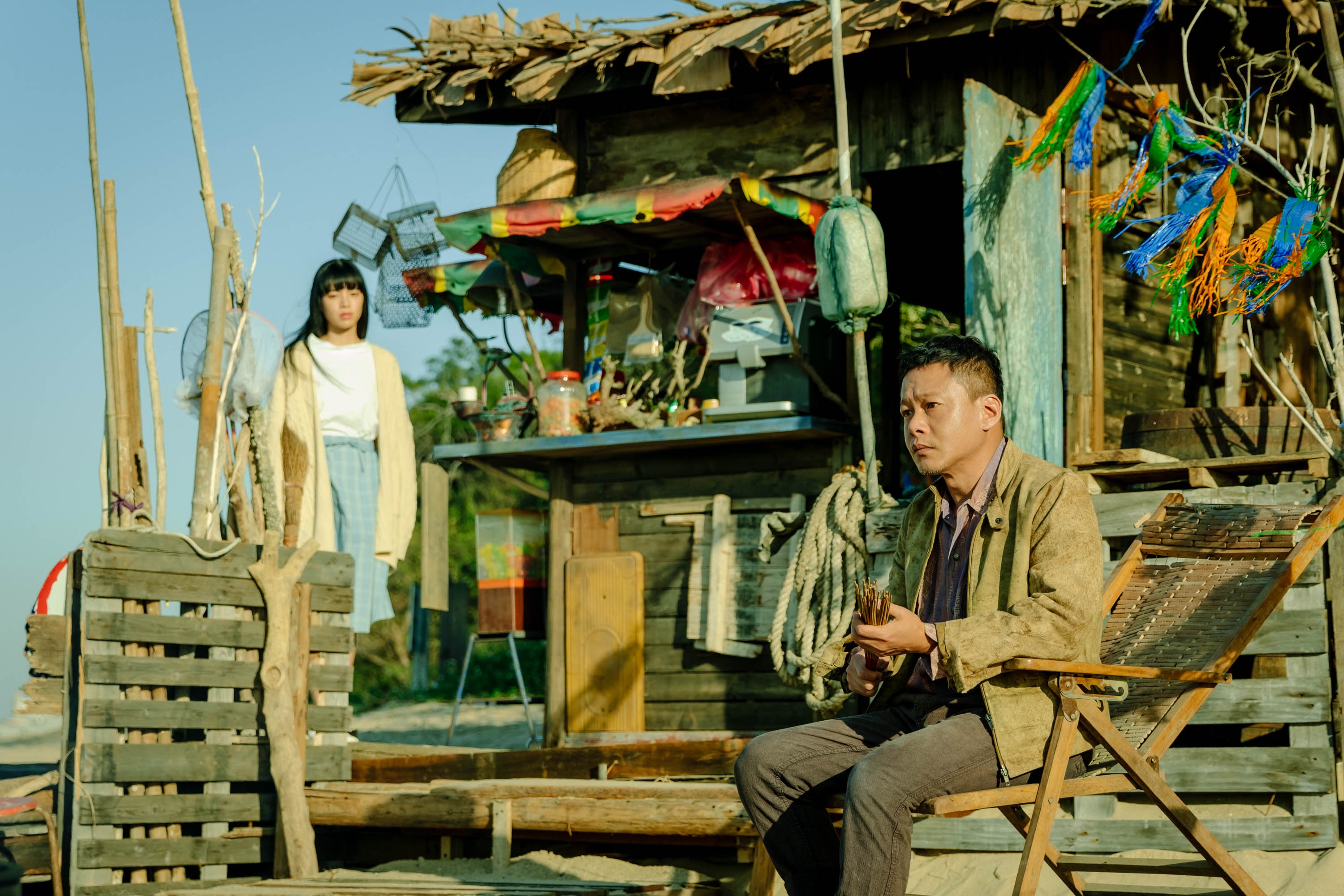 首度主演電影的陸夏(左),有大量的日語台詞,李康生(右)扮演雜貨店老闆。(車庫娛樂提供)