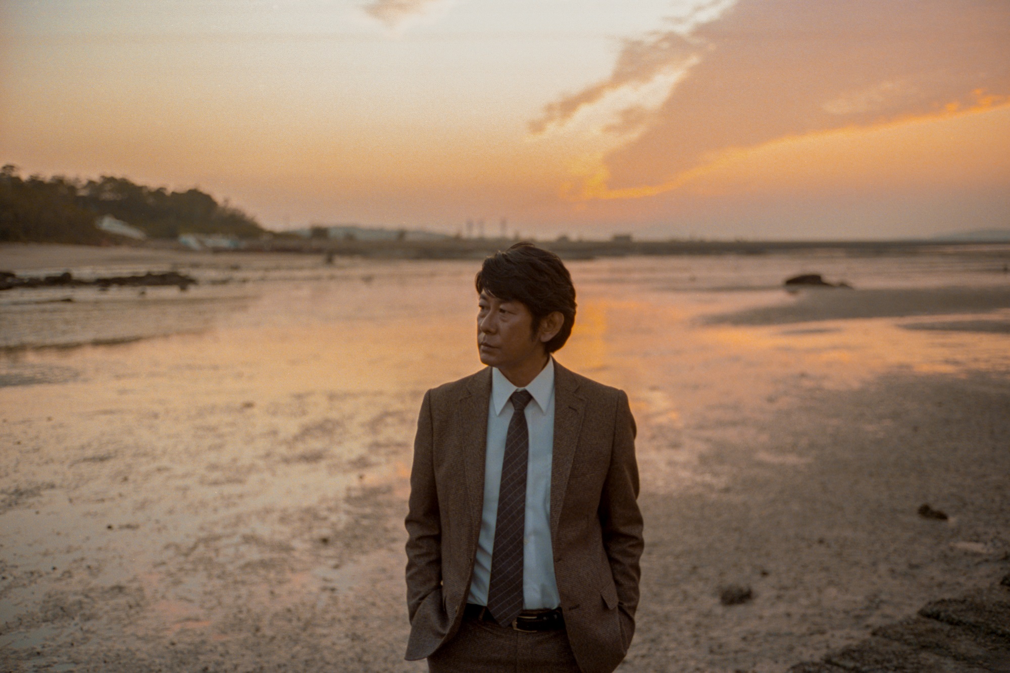 全片於金門取景拍攝的《艾莉絲旅館》，永瀨正敏扮演孤獨的譯者。（車庫娛樂提供）