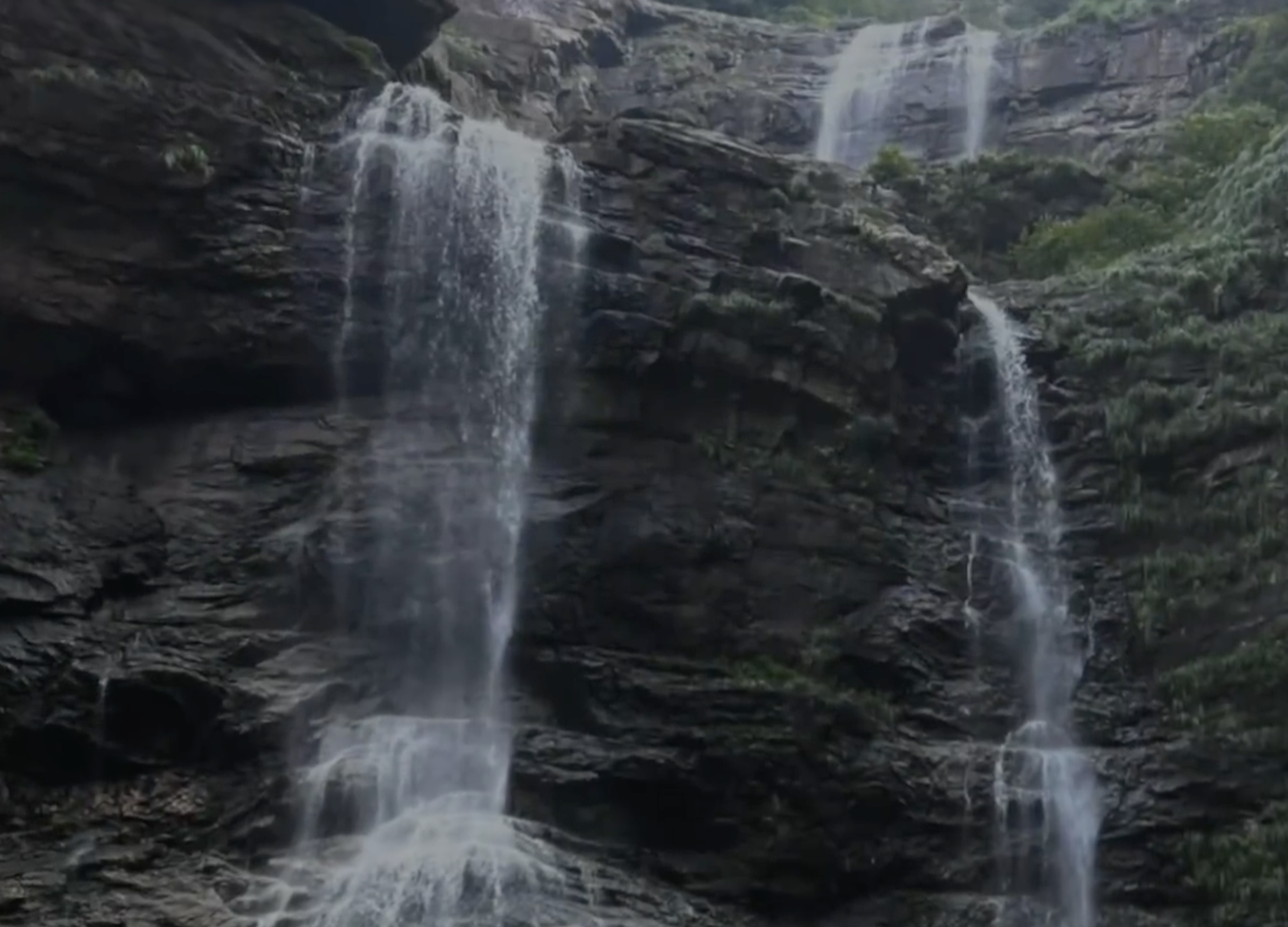 中國河南省鄭州市大熊山瀑布其實是「人工造景」。（翻攝自梨視頻）