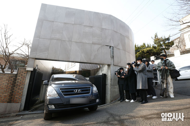 警方今前往劉亞仁位於梨泰院的房產進行搜查，不少媒體也在場。（翻攝自ilyosisa）