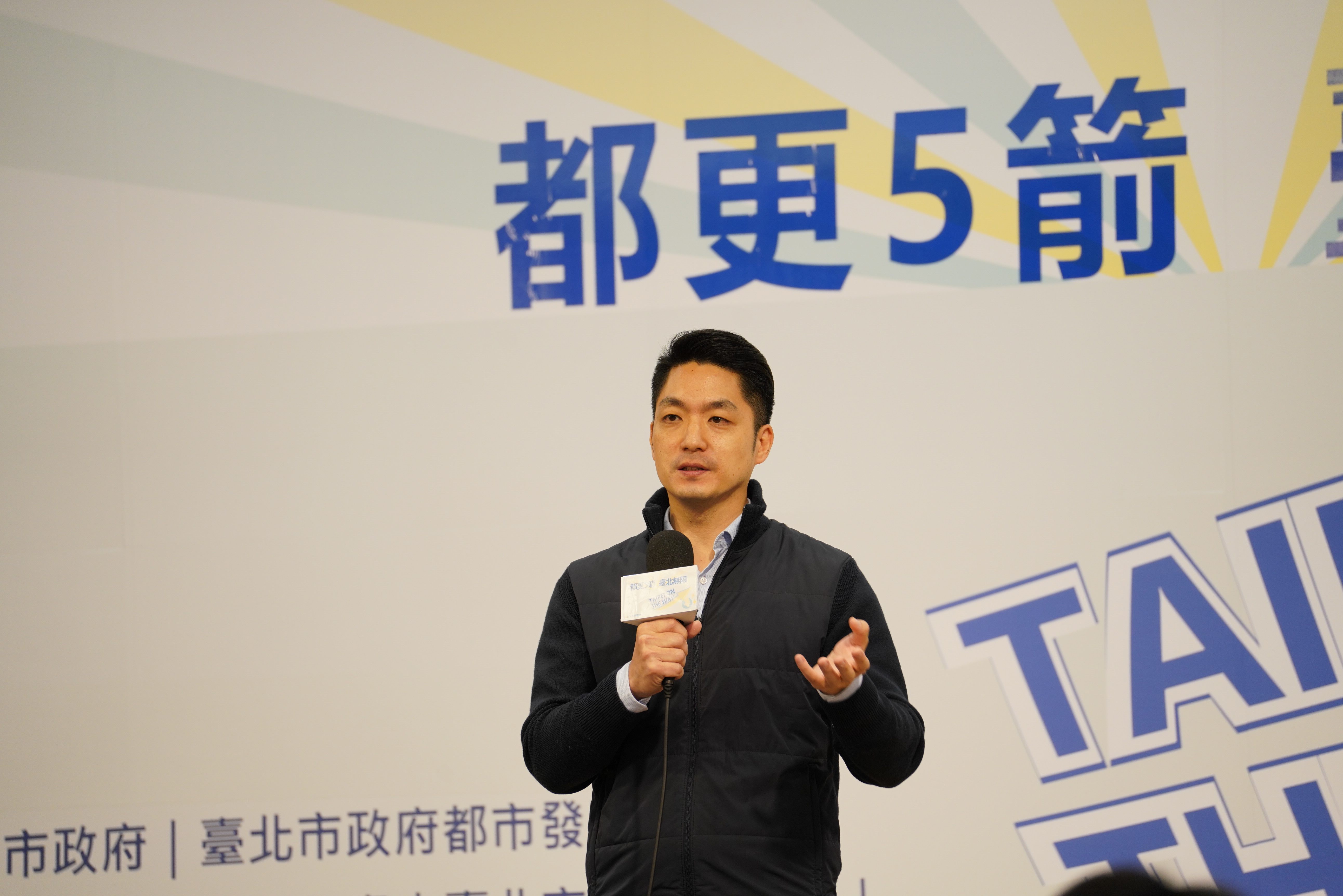 蔣萬安今宣布射出「都更5箭」，將透過「降門檻、法放寬、速通關、排障礙、加碼辦」等措施，期盼加速推動老屋重建、幫助危老建物重生。（台北市政府提供）