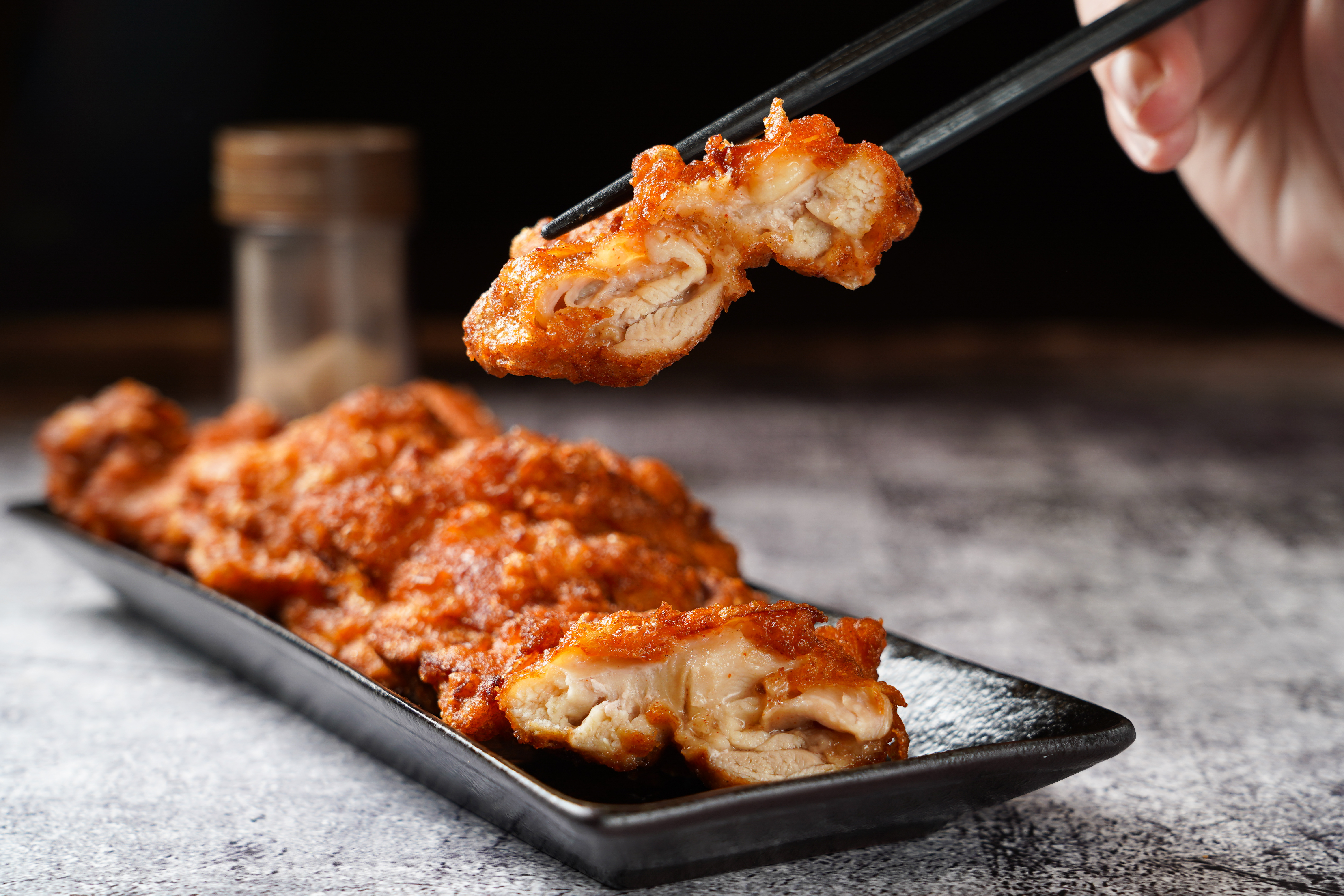 「特濃屋」的「大炸雞塊」，好吃到讓客人笑稱是被拉麵耽誤的炸雞店。