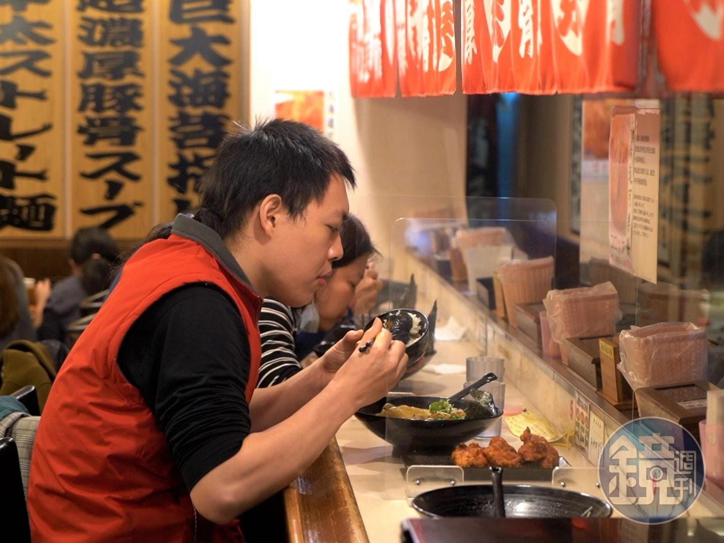 一碗拉麵配一份大炸雞塊，幾乎是所有客人點餐的標配。