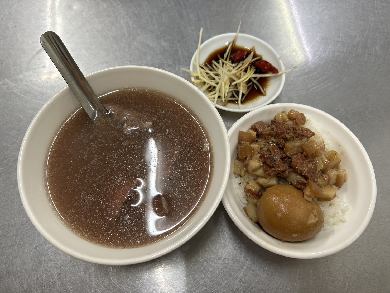 內用點一碗牛肉湯,就可享肉燥飯和滷蛋吃到飽,愛吃幾顆都可以。