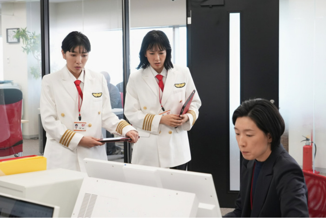 安藤櫻(左)在主演日劇《重啟人生》與水川麻美(中)為拯救好友努力當上機長,卻被江口德子告知當天將由其他人飛。(翻攝自《重啟人生》官網)