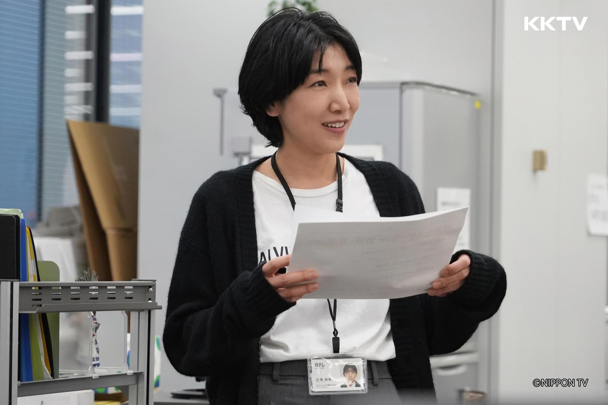 《重啟人生》中每集配合安藤櫻不同職業,也設定了不同主題色系服裝。(KKTV提供)