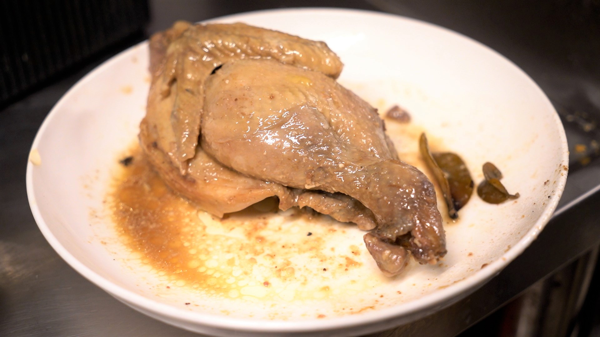 春雞會事先用9種辛香料滷一小時，再下油鍋炸，因此雞肉相當軟嫩入味。