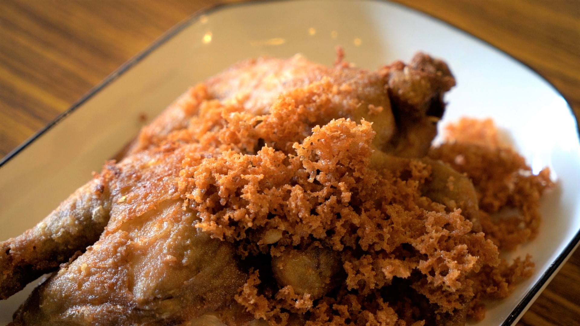 麵酥的口感很像王子麵，讓炸雞多了酥脆口感。