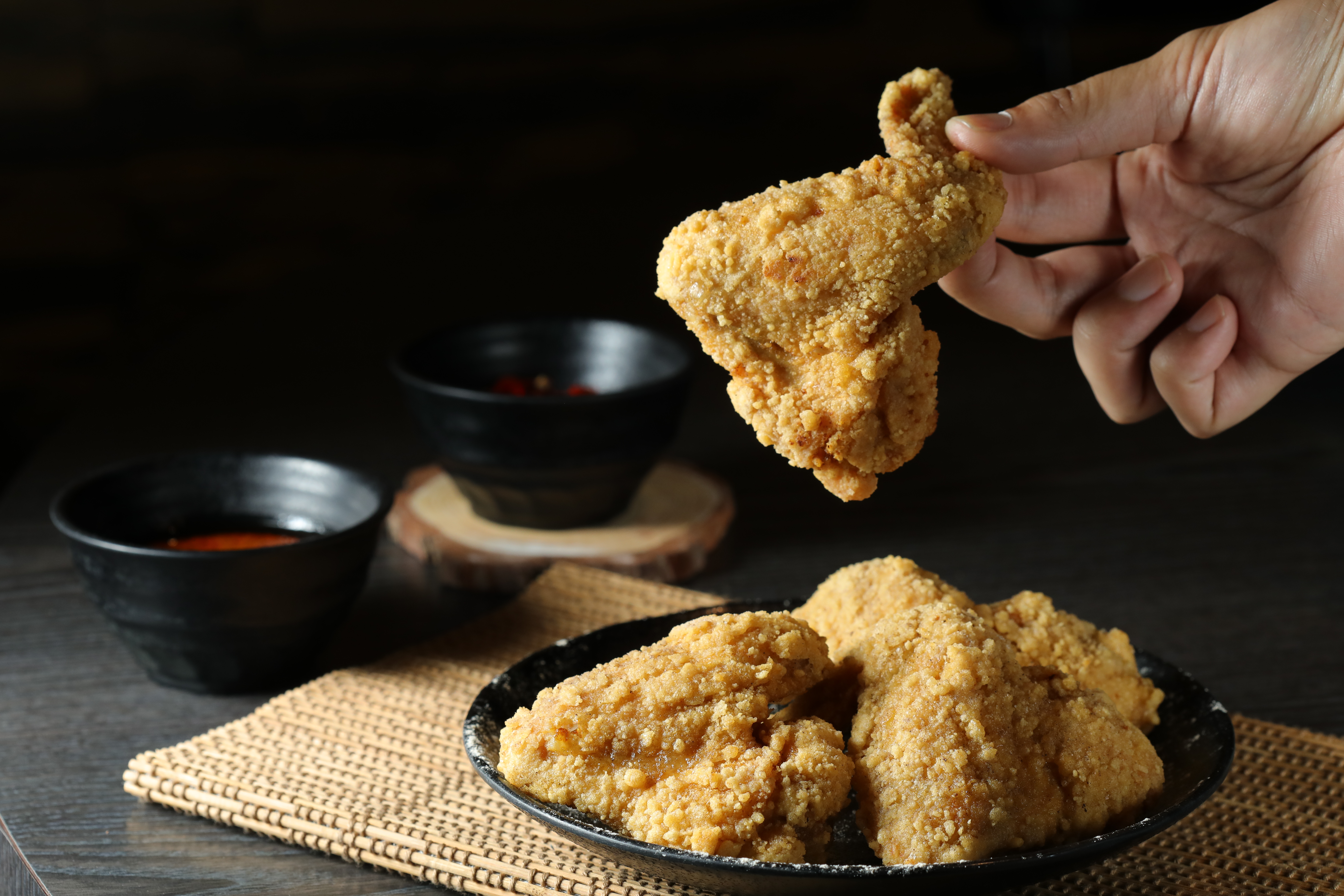 「麒麟閣沙茶火鍋」的自製炸物「炸翅膀」和「炸旗魚」，美味度贏過很多炸雞專賣店。