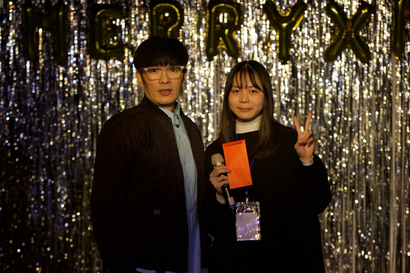 潘協慶（左）擔任台北海大歌唱比賽評審，最後由「笑笑」賴文函（右）同學拿下冠軍。（台北海大提供）