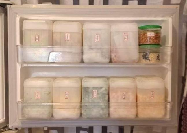 改造後的義美鮮奶罐可分類收納常用配料,且大小適合放在冰箱側門櫃。(翻攝臉書社團《Costco好市多商品經驗老實說》)