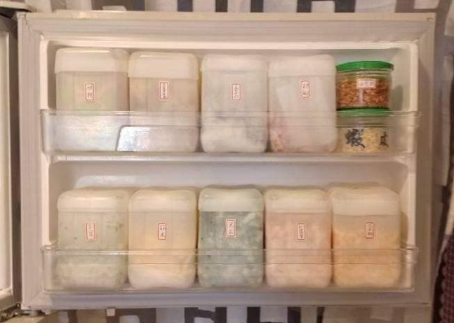 改造後的義美鮮奶罐可分類收納常用配料,且大小適合放在冰箱側門櫃。(翻攝臉書社團《Costco好市多商品經驗老實說》)