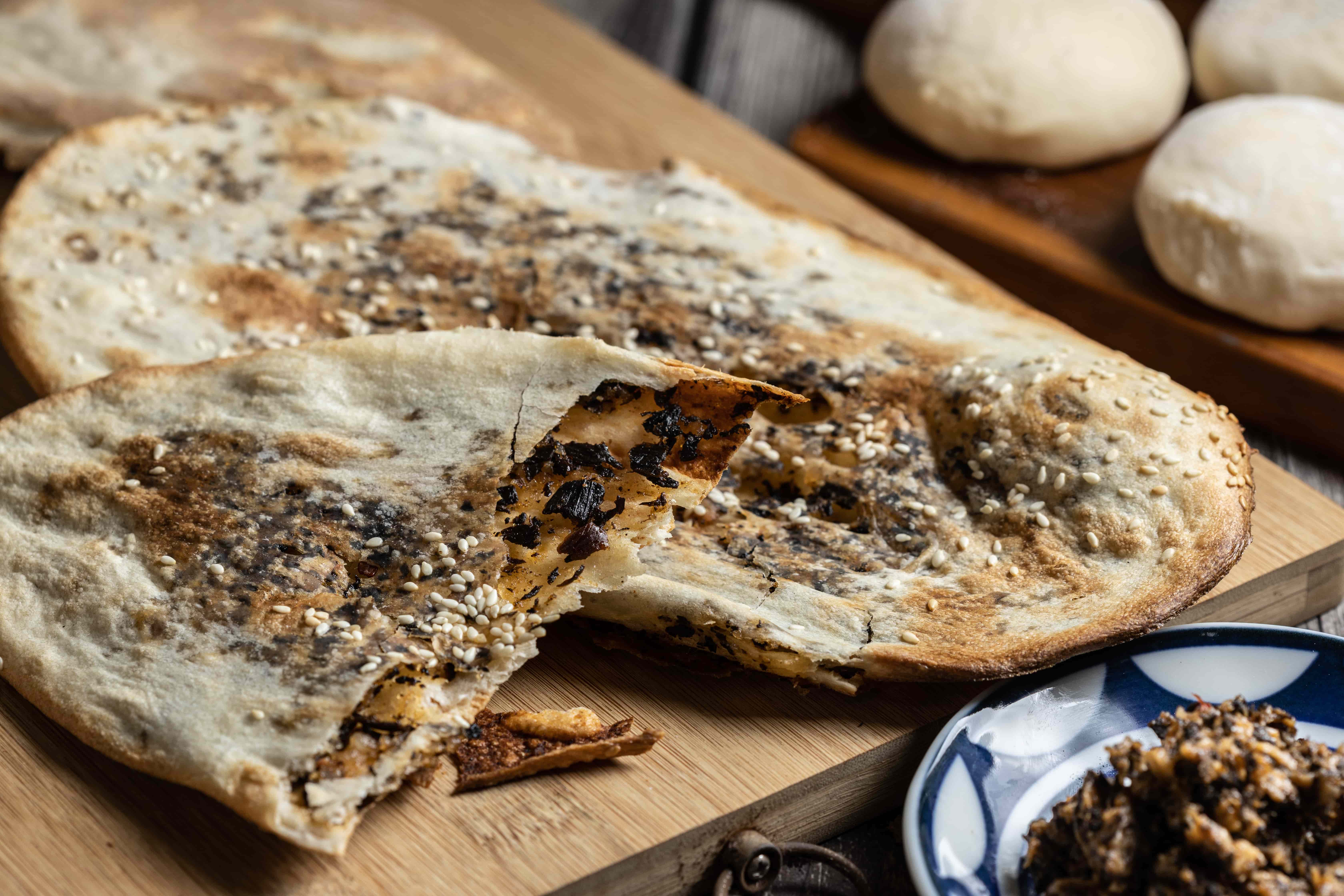 薄薄一片鍋盔，卻能呈現出鹹、甜各異的多元口味，令人驚奇。