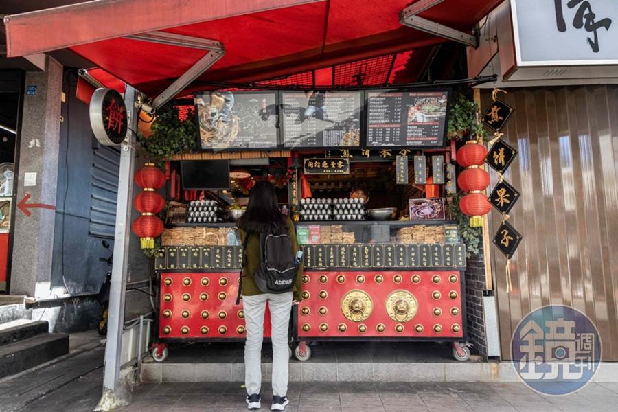 開在台北內湖的「老大爺煎餅果子」，外觀走喜慶中國風，經過很難不注意到。