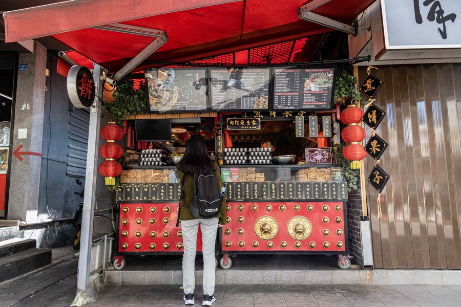 開在台北內湖的「老大爺煎餅果子」，外觀走喜慶中國風，經過很難不注意到。