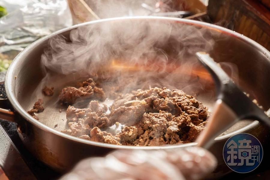 所有煎餅果子的肉類配料都是現點現炒，誠意十足。