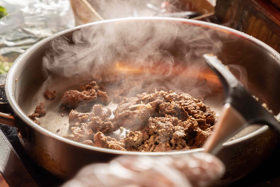 所有煎餅果子的肉類配料都是現點現炒，誠意十足。