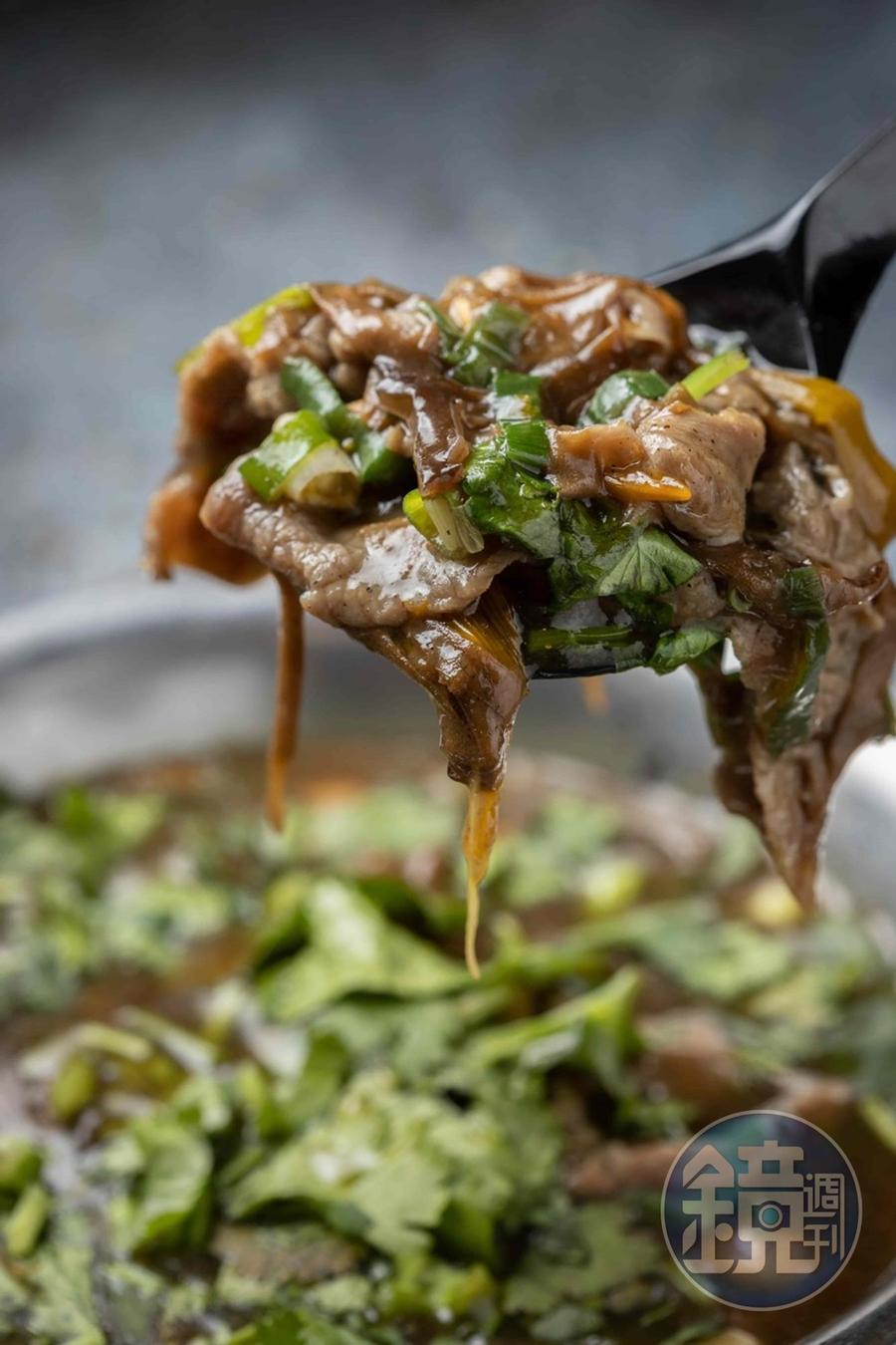 「椒」氣十足的「牛肉胡辣湯」，撒上大把香菜，勾芡湯中還有滿滿牛肉。（120元／碗）
