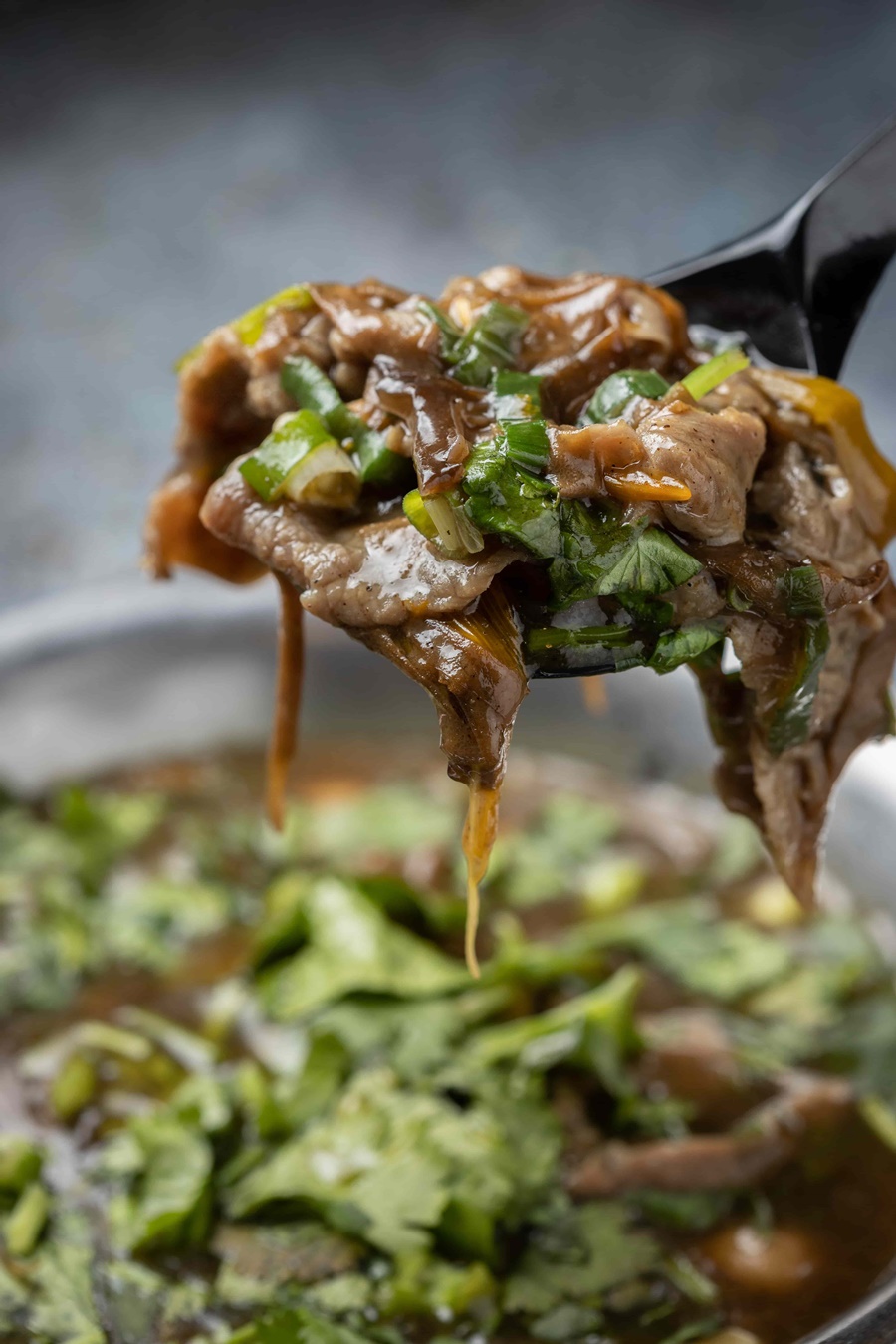 「椒」氣十足的「牛肉胡辣湯」，撒上大把香菜，勾芡湯中還有滿滿牛肉。（120元／碗）