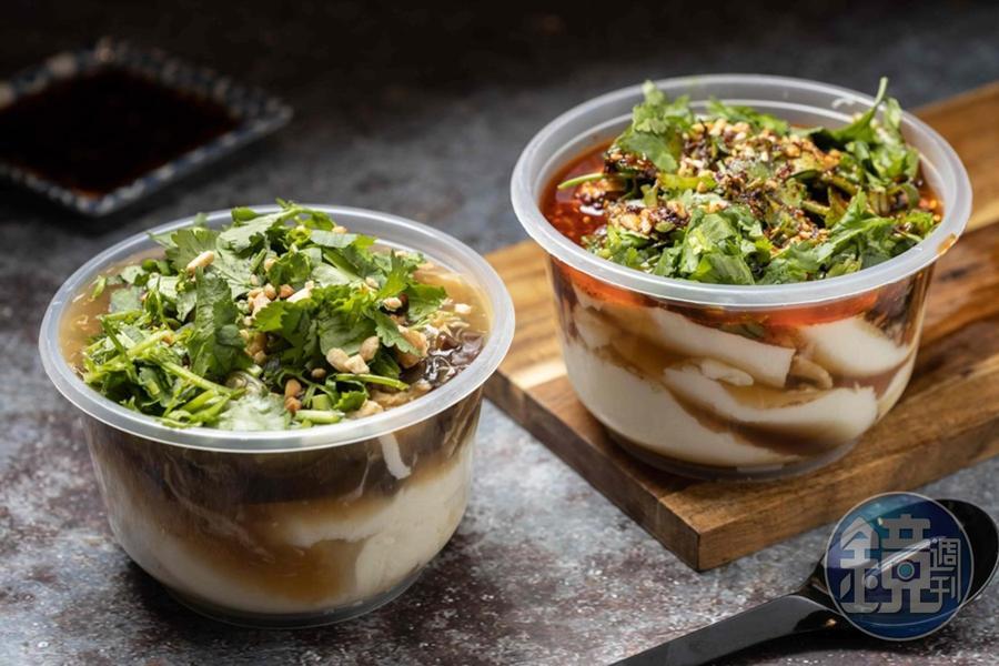 「雞蛋木耳滷豆腐腦」（右，70元／份）與「滷水豆腐腦」（左，60元／份）質感綿密，鹹口噴香。