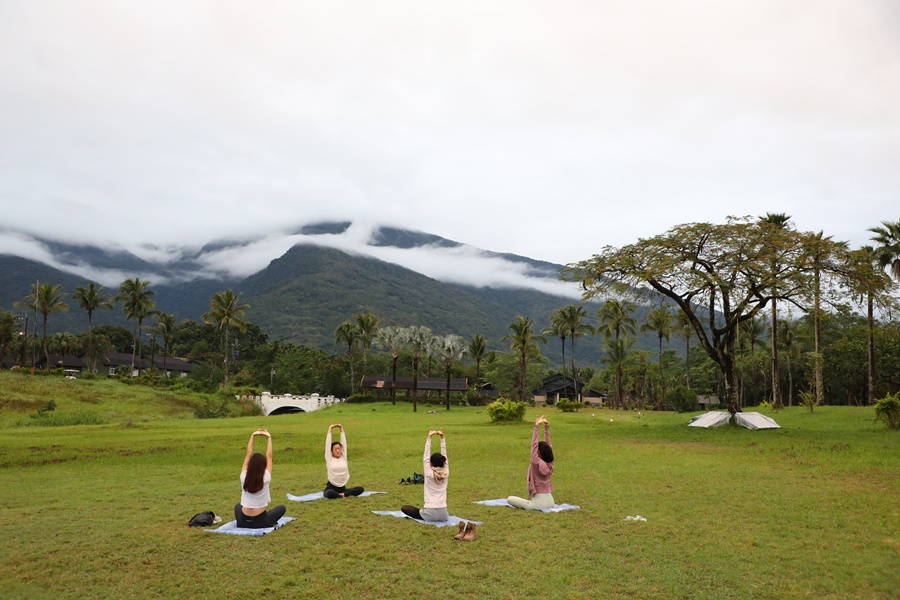 這趟花蓮丘丘的3天2夜「身心充電旅程」包含4堂瑜伽、冥想、呼吸法練習課，以及1堂90分鐘的心覺知工作坊，還有5頓能夠滋養身心的蔬食餐。