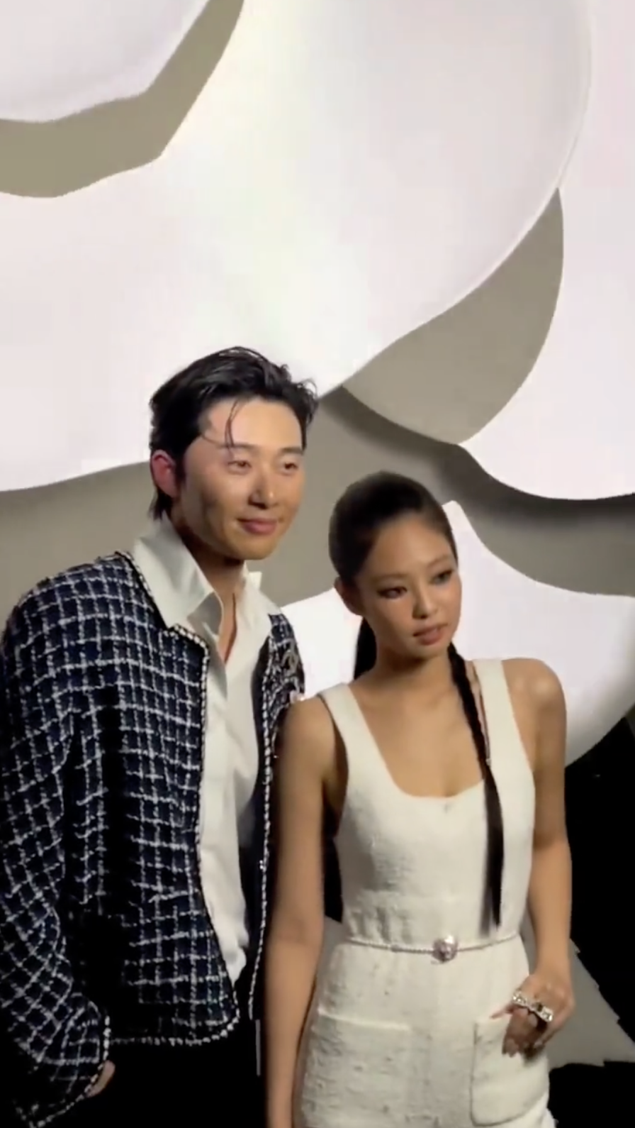 朴敘俊與JENNIE在CHANEL秀場內開心合照。（網路圖片）