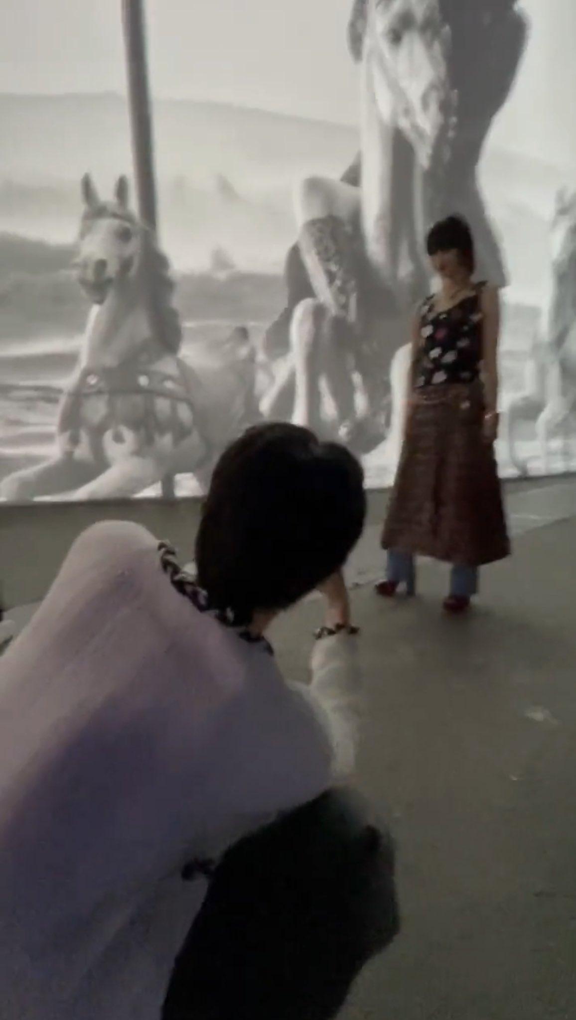 菅田將暉蹲著為老婆小松菜奈拍照,平常一定有在練習吧。(網路圖片)