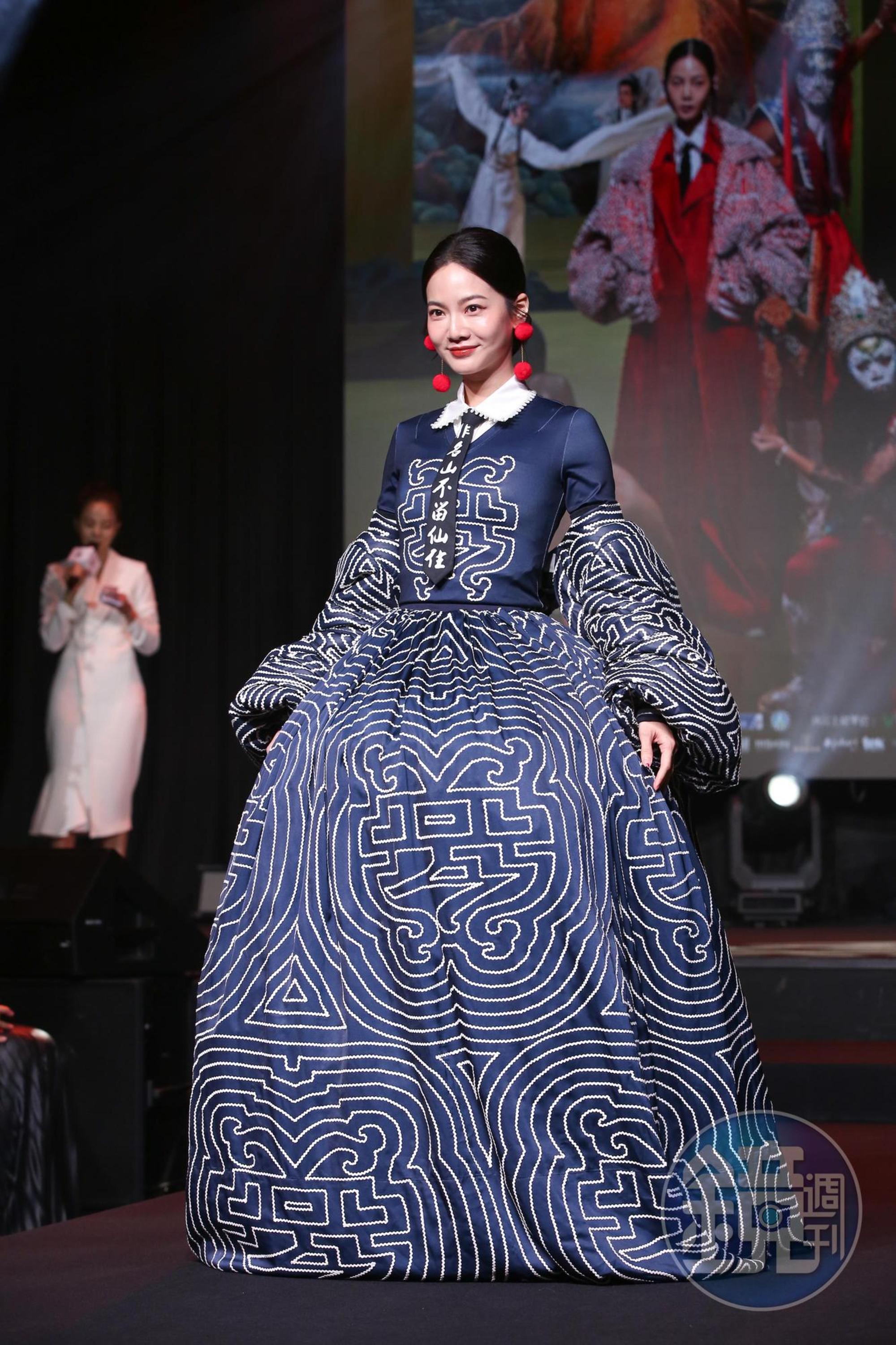 曾之喬身穿JUST IN XX禮服，印花為傳統建築彩繪大師莊武男的作品。