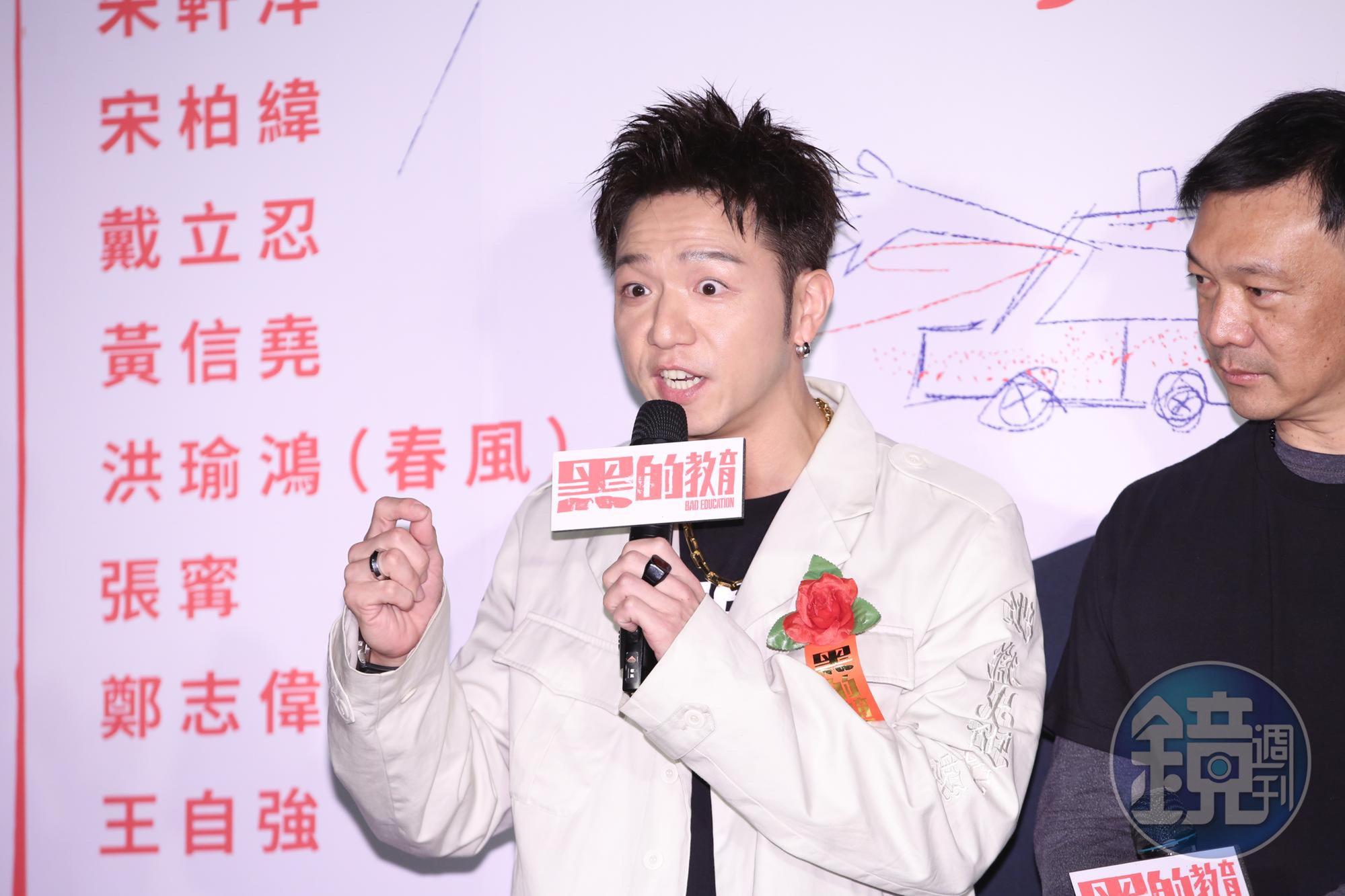身為柯震東好友的大飛,爆料對方找他客串,還撂狠話演不好就徹底封殺,結果劇本裡只有一張,還一句台詞都沒有。