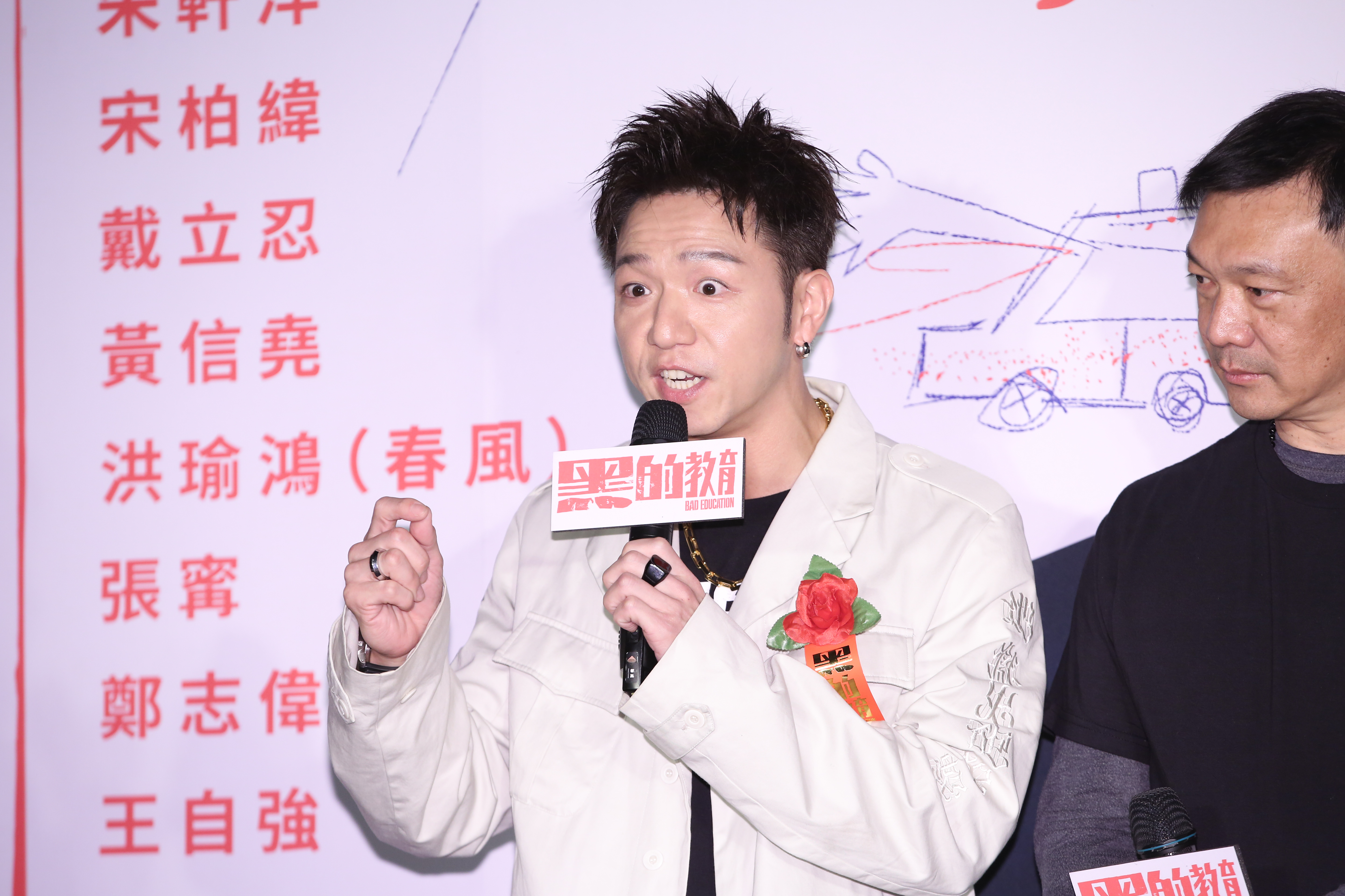 身為柯震東好友的大飛，爆料對方找他客串，還撂狠話演不好就徹底封殺，結果劇本裡只有一張，還一句台詞都沒有。
