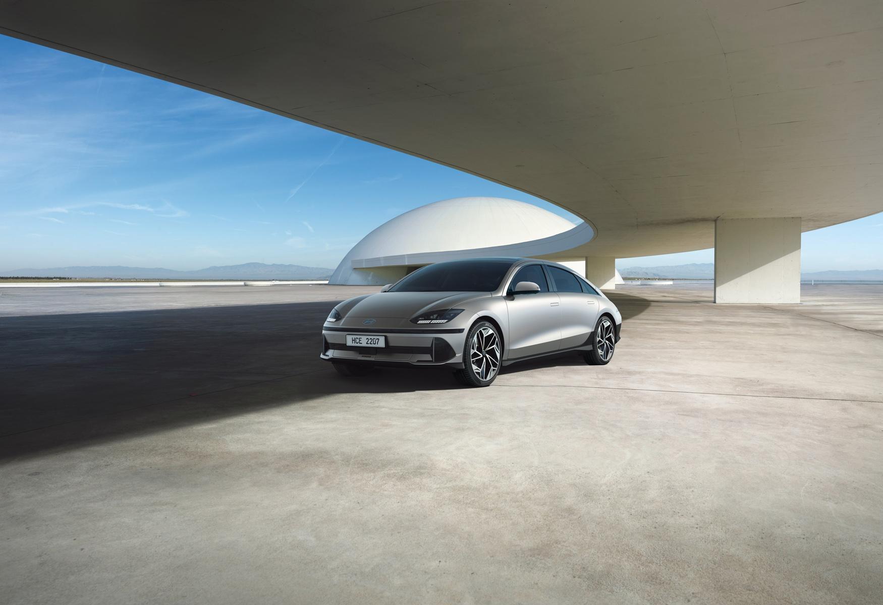 IONIQ 6詮釋品牌首款純電跑車美感，以「Electrified Streamliner」極簡圓弧曲線設計，雕塑EV世代跑格優美身形。
