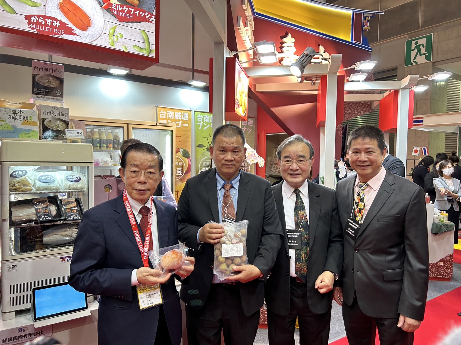 左起為駐日大使謝長廷、冠南生科總經理黃榮裕、農糧署長胡忠ㄧ、南瀛農產總經理余清永展示台灣急凍鮮果。（台南市政府提供）
