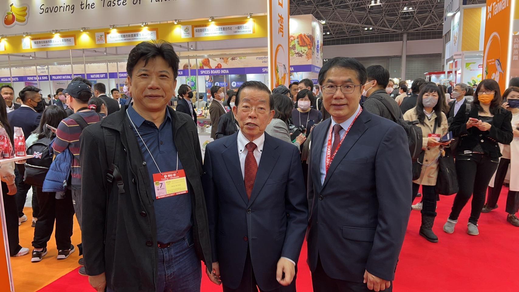 台南市長黃偉哲與駐日大使謝長廷率業者參加東京食品展,展示我國農業成果。(台南市政府提供)