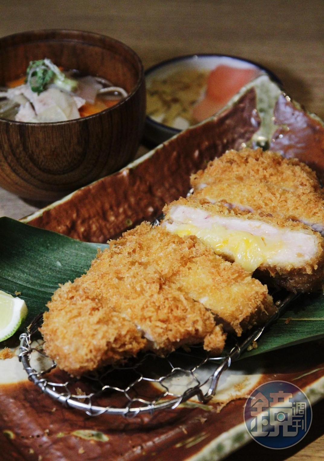期間限定餐點結束別擔心,還有奶香濃厚的常態餐點「雙色起士里肌豬排套餐」。(310元/份)
