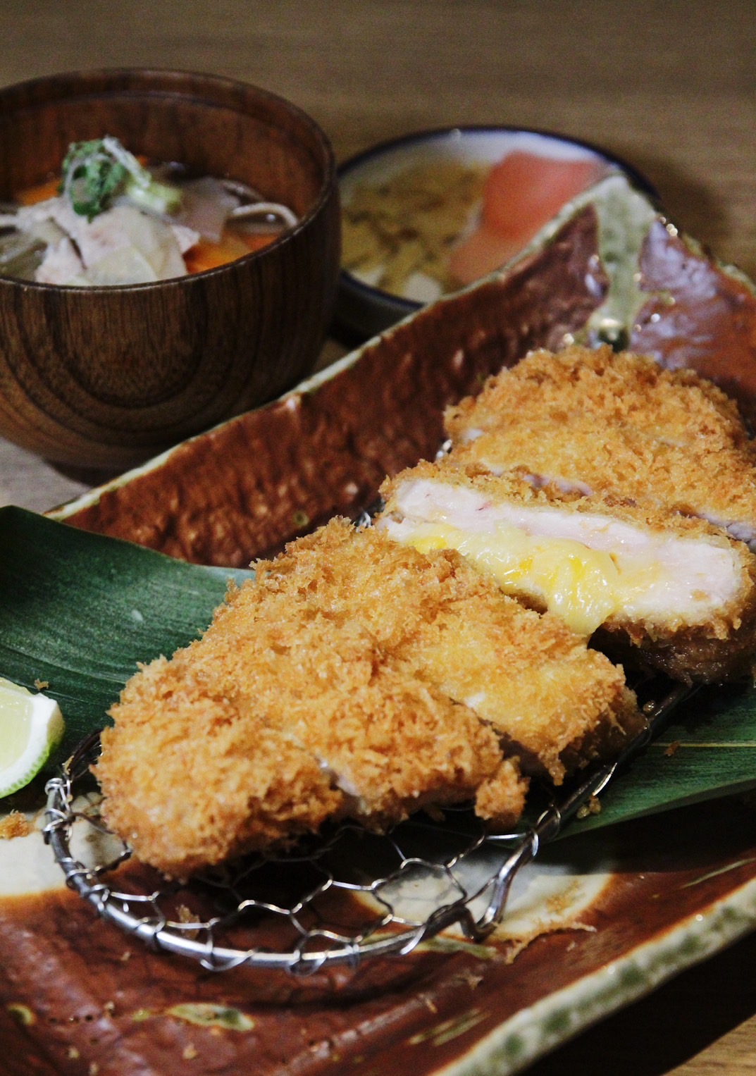 期間限定餐點結束別擔心,還有奶香濃厚的常態餐點「雙色起士里肌豬排套餐」。(310元/份)