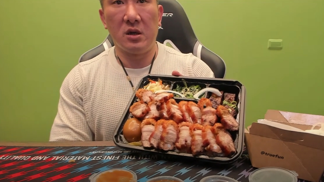 館長將燒肉鋪在便當上,結果肉多到擺不下,只能蓋住其他的菜。(翻攝自館長惡名昭彰YouTube)