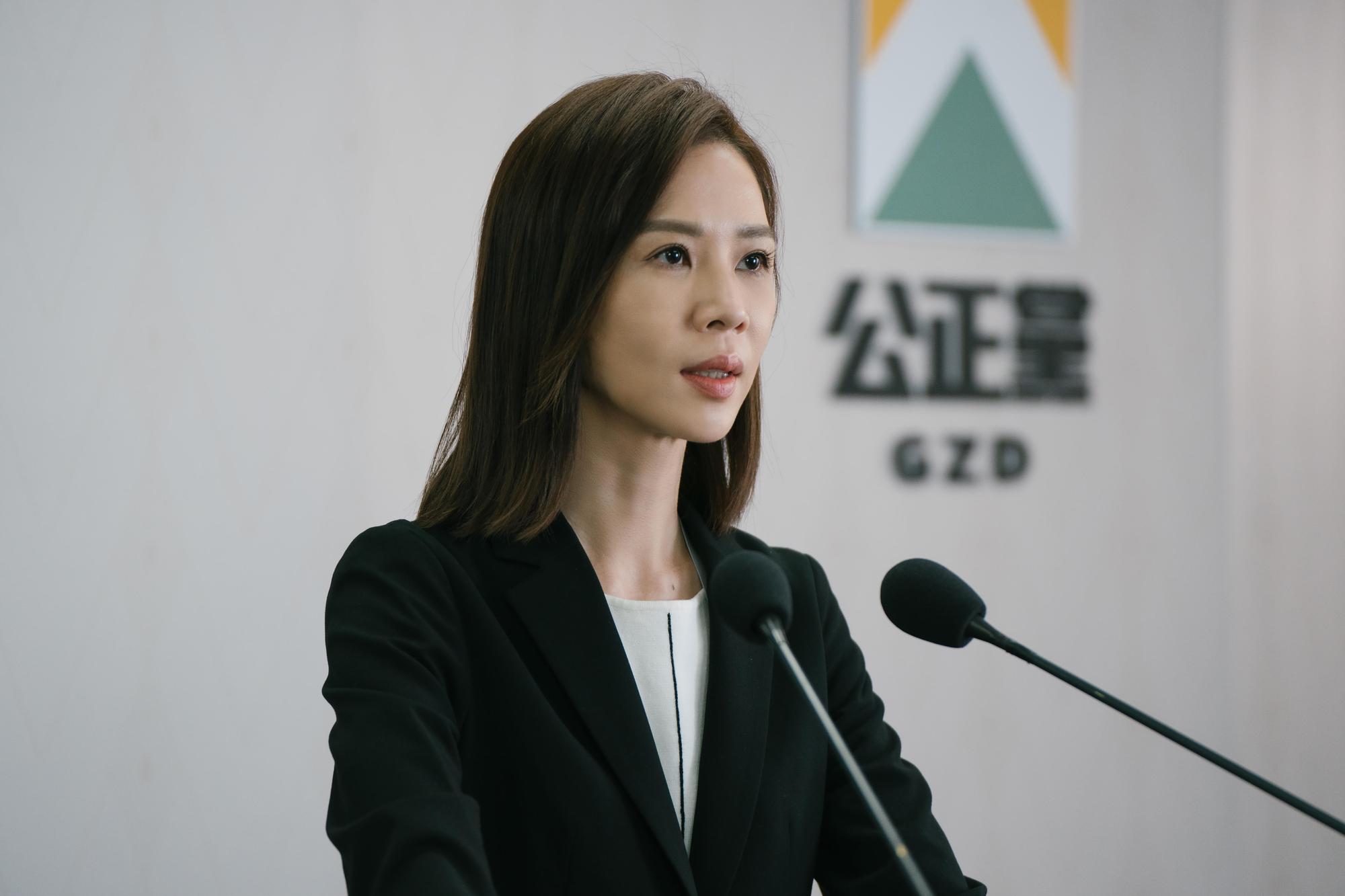 謝盈萱首度出演政治幕僚。(Netflix 提供)