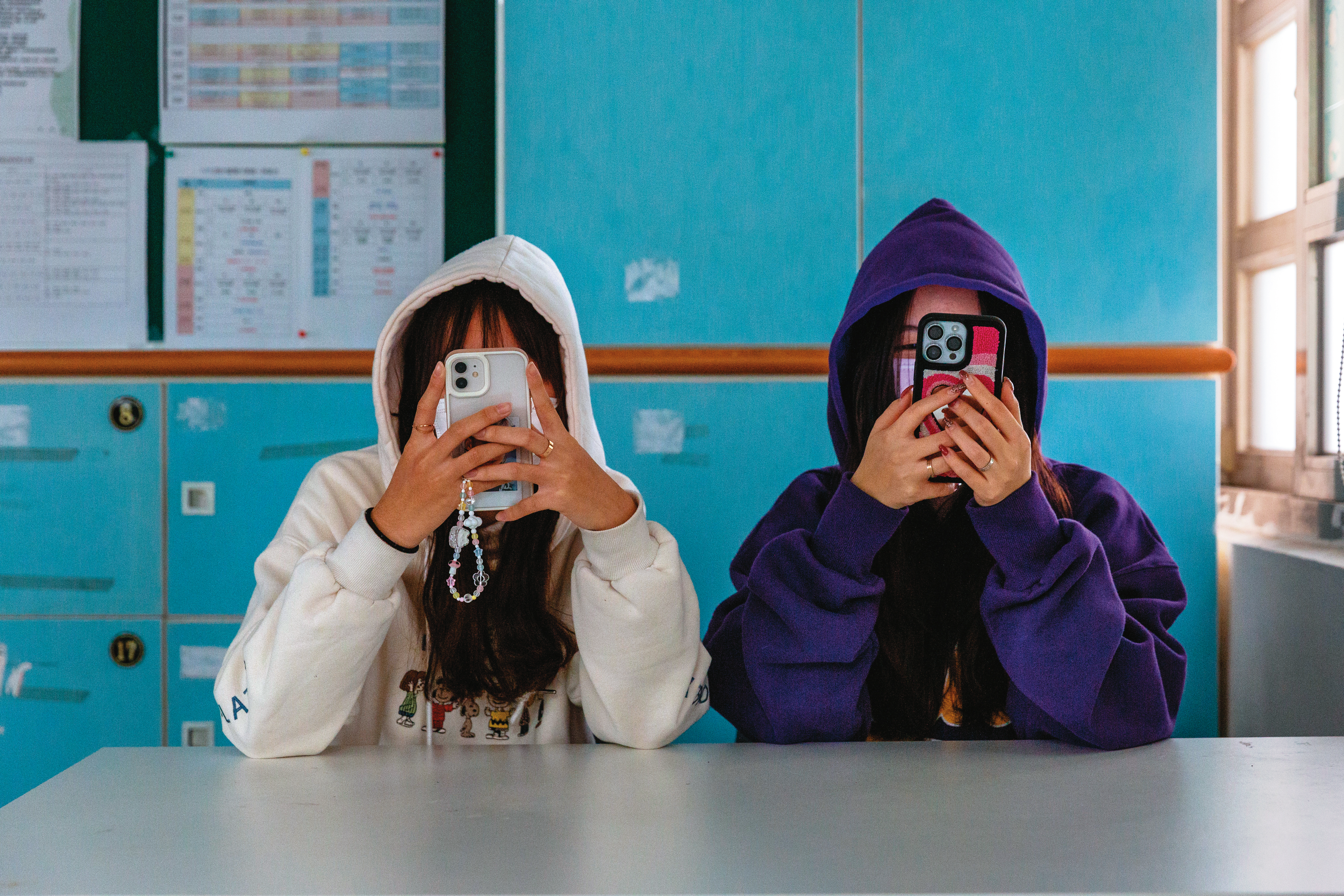 中國是小紅書巨大生產主力，再加入全球華人一起生產各類分眾資訊，從追星到筆記，從商品資訊到求學攻略，要甚麼有甚麼，徹底攻占台灣青少年的心。