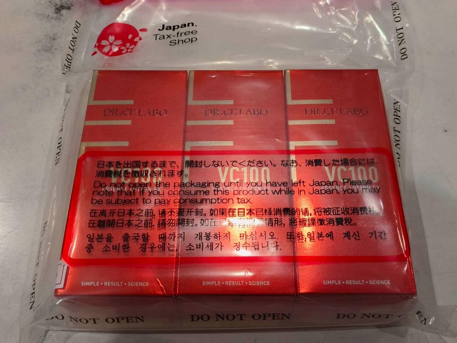 林氏璧夫妻將3瓶精華水放在隨身行李，安檢時因不符規定被取出。（翻攝自日本購物血拼中毒者 粉專）