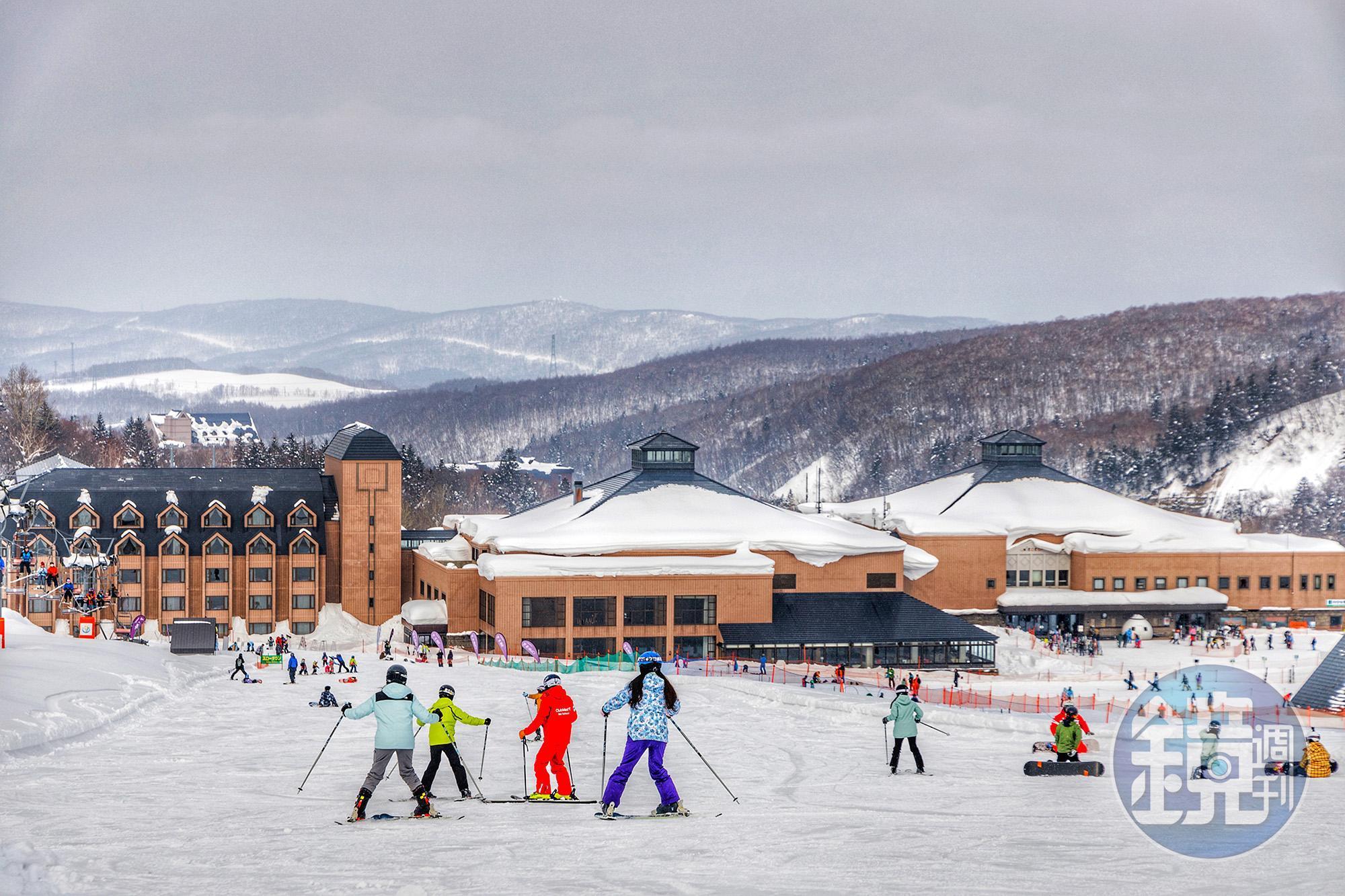 Club Med在北海道的第三座滑雪度假村「Kiroro Peak行館」就座落在雪場內，只要穿好雪具，走出度假村就能開始體驗滑雪樂趣。