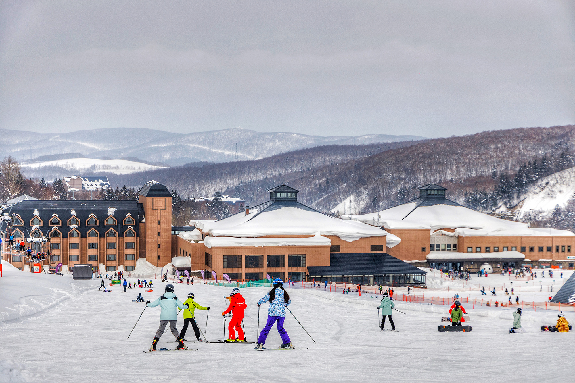 Club Med在北海道的第三座滑雪度假村「Kiroro Peak行館」就座落在雪場內，只要穿好雪具，走出度假村就能開始體驗滑雪樂趣。