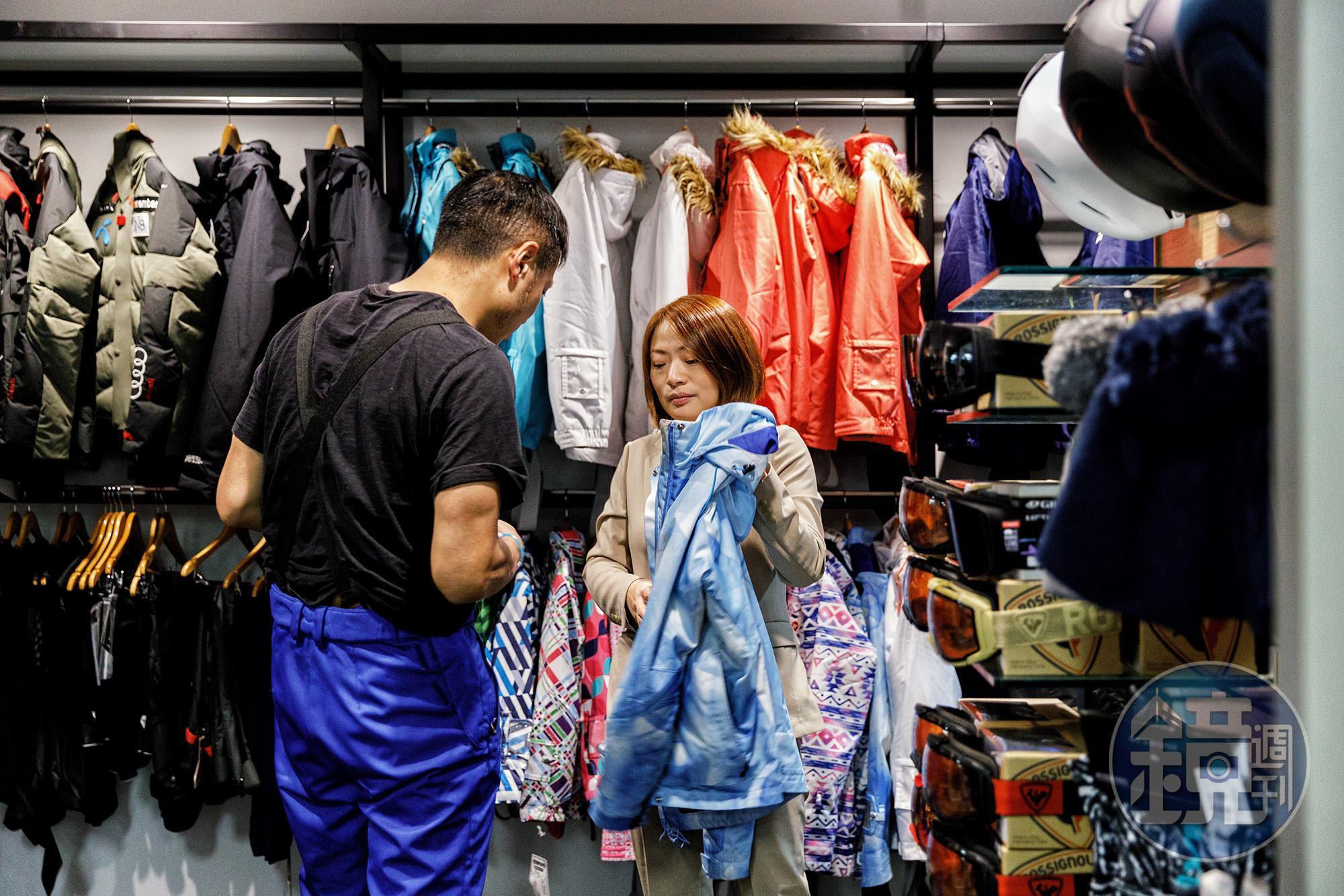 除了能跟滑雪場租借雪服，也可在雪場內的商店直接購買雪衣、雪褲、手套及雪鏡等貼身配件。