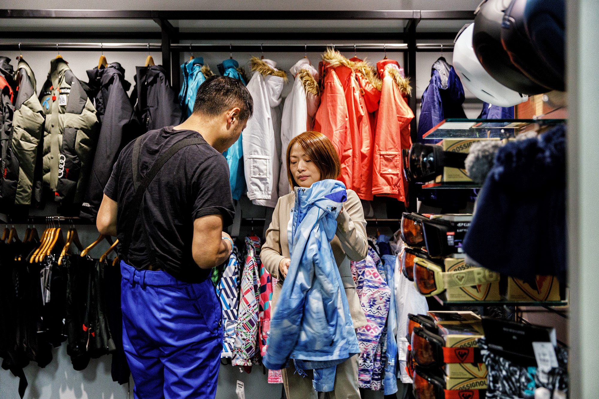 除了能跟滑雪場租借雪服，也可在雪場內的商店直接購買雪衣、雪褲、手套及雪鏡等貼身配件。