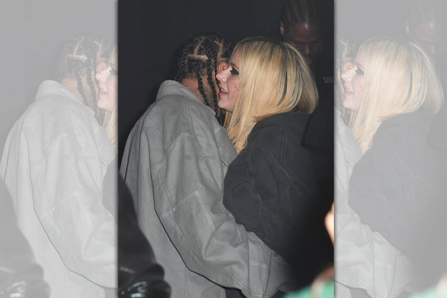 泰加（左）與艾薇兒（右）在巴黎時裝週活動上非常親熱。（東方IC）