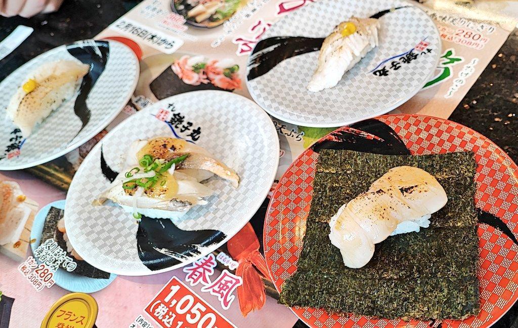 連鎖迴轉壽司店「壽司銚子丸」也遇上薑片盒被丟菸頭的事件，使業者決定不再使用轉盤提供壽司。（翻攝自推特@S_Chigeko）