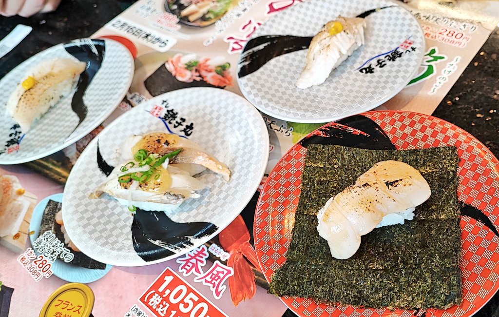 連鎖迴轉壽司店「壽司銚子丸」也遇上薑片盒被丟菸頭的事件，使業者決定不再使用轉盤提供壽司。（翻攝自推特@S_Chigeko）