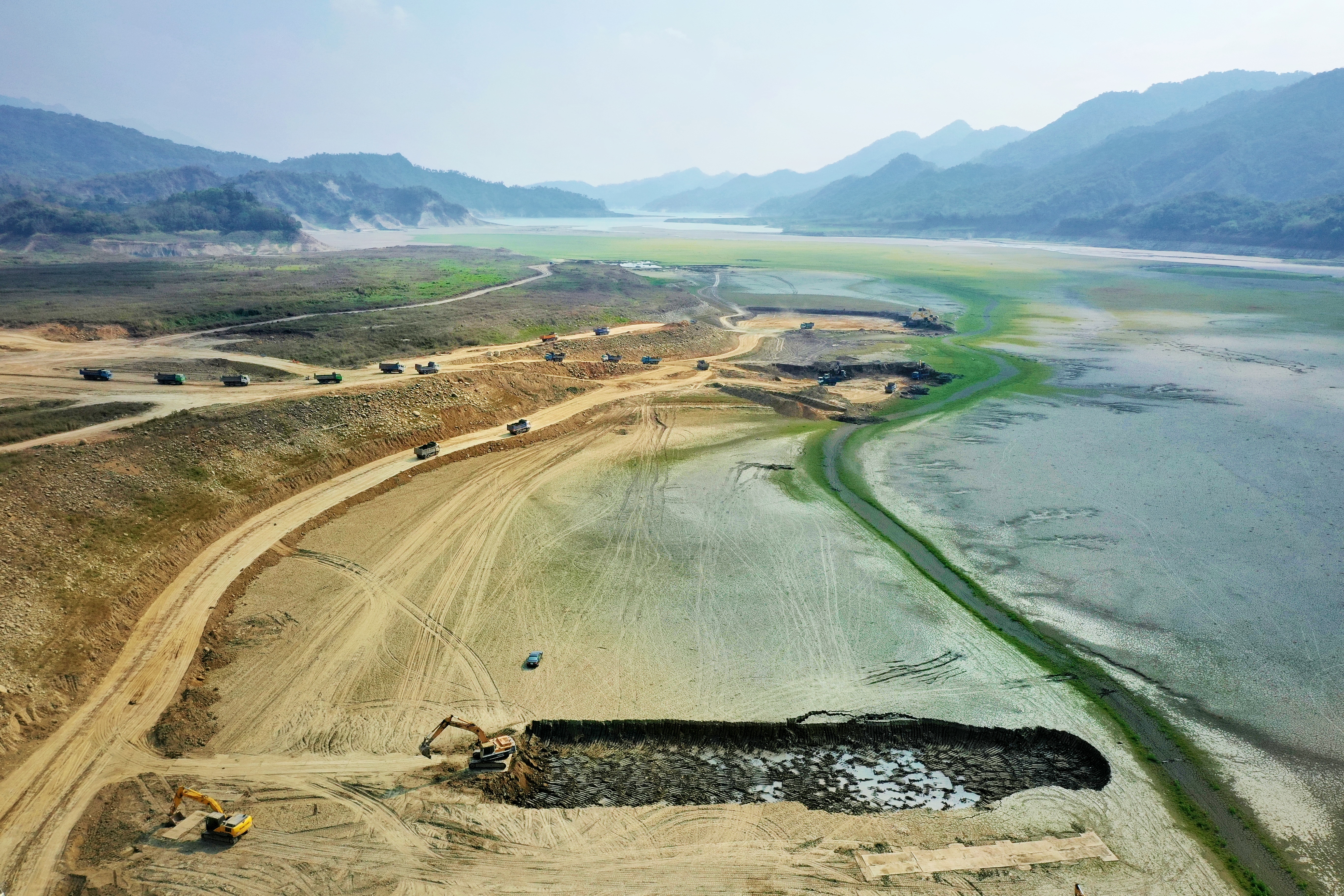 台灣入春後出現近年最大的乾旱現象，中南部不少水庫水情陸續拉警報；圖為2021年大旱台南曾文水庫情形，上游大埔鄉河底已裸露逐漸乾涸，趁雨季來臨前怪手加緊清淤以增加蓄水量。（本刊資料照）