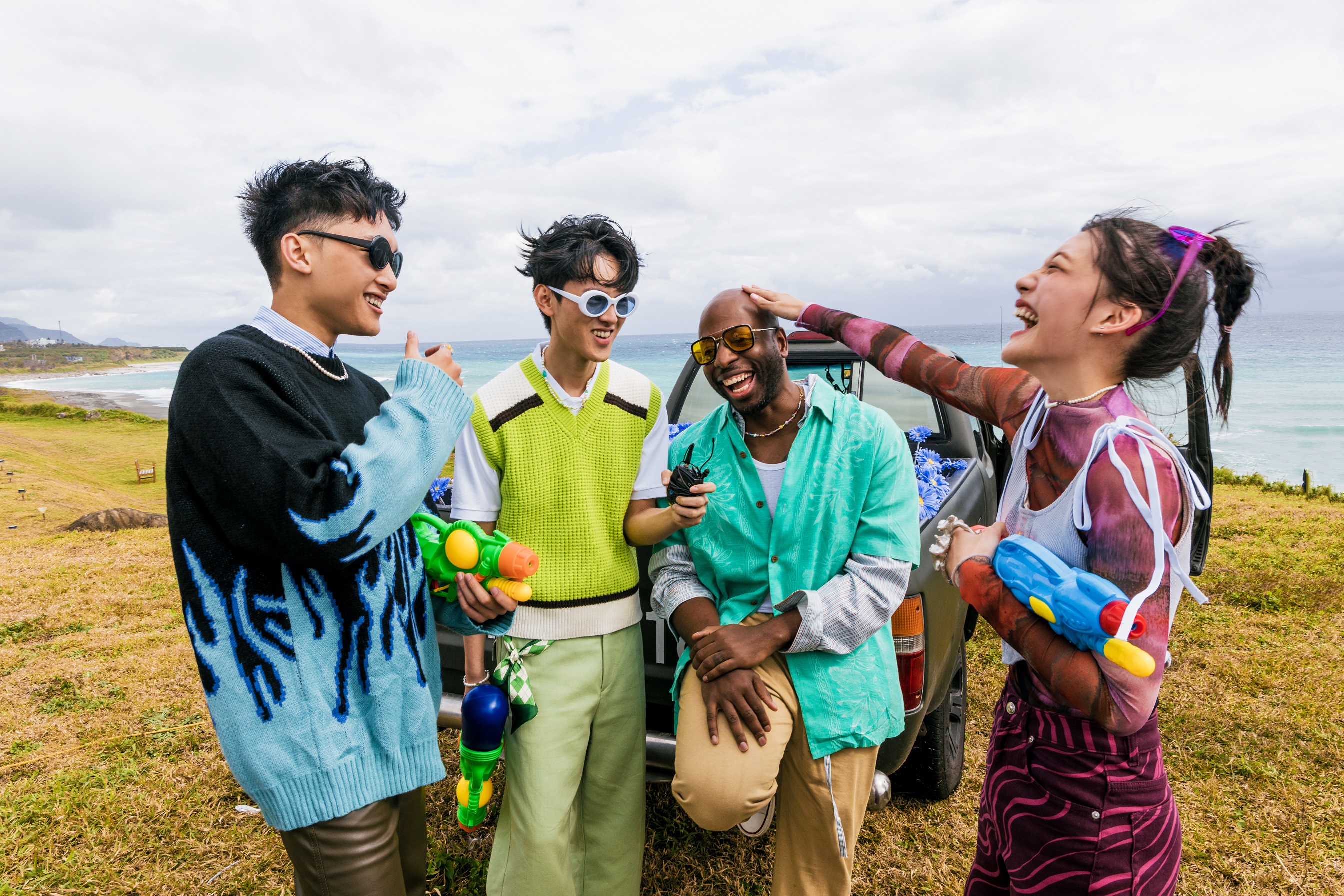 「沒有才能」拍新單曲〈快樂歌〉MV，邀大嘻哈時代嗩吶跨刀。左起：碩美、裴拓、嗩吶、若欣。（華研國際提供）
