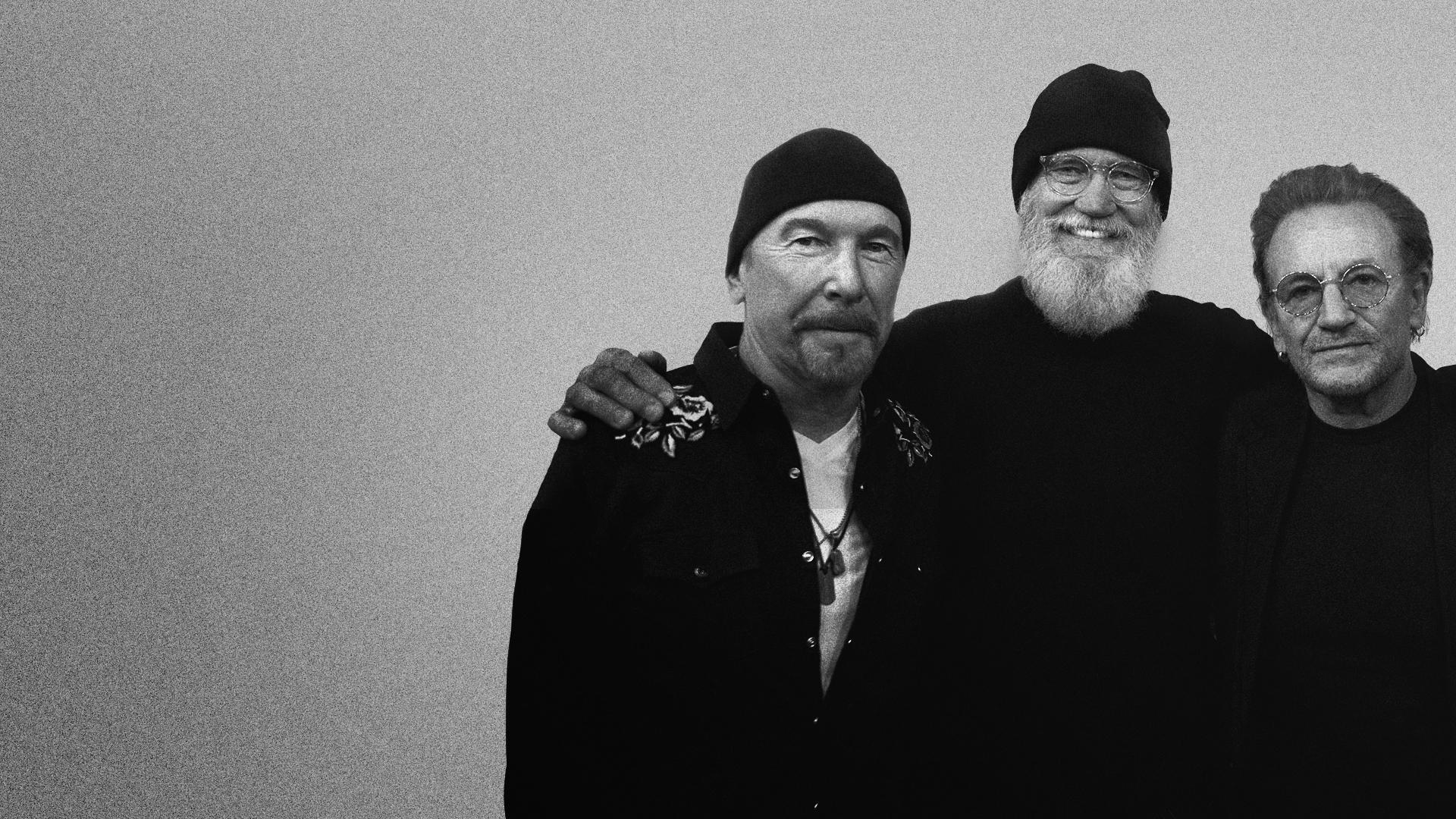 U2樂團的成員艾吉（左）、波諾（右）與主持人大衛賴特曼（中）一起回顧天團的創作過程。（Disney+提供）