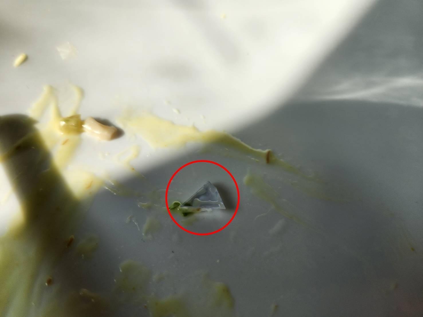 網友認為異物有像5元硬幣的厚度,且3個角都是尖銳的,看起來像是壓克力碎裂的碎片。(翻攝自臉書社團Costco好市多 商品經驗老實說)